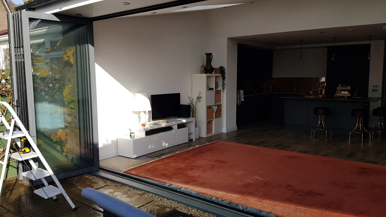 Een OpenGlide-installatie die uitkijkt op de tuin, met afzonderlijk geplaatste deurpanelen