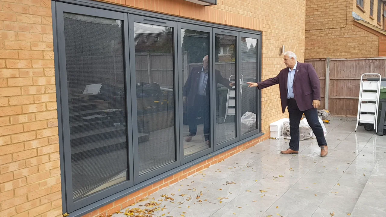 Glazen panelen laten daglicht de kamer binnenkomen, zelfs als ze gesloten zijn.