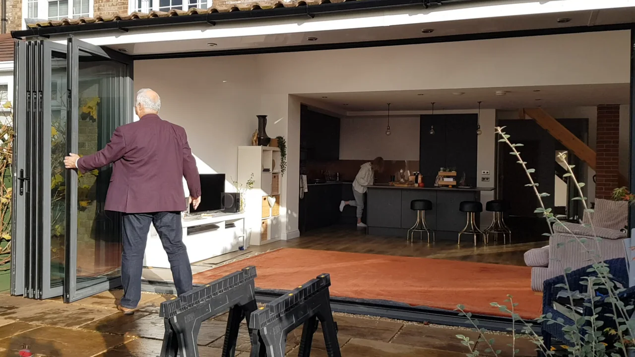 Schuif ze opzij: breng de panelen naar hun parkeerpositie voor een ruime opening. Schuif ze weer over het frame wanneer je de ruimte wilt sluiten.