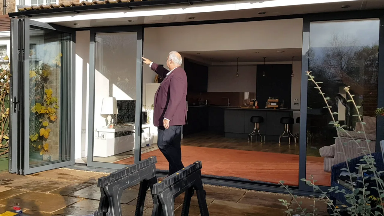 Verplaats de panelen afzonderlijk: schuif en draai de panelen achtereenvolgens om de opening aan te passen. U bepaalt zelf hoeveel ruimte u wilt openen.