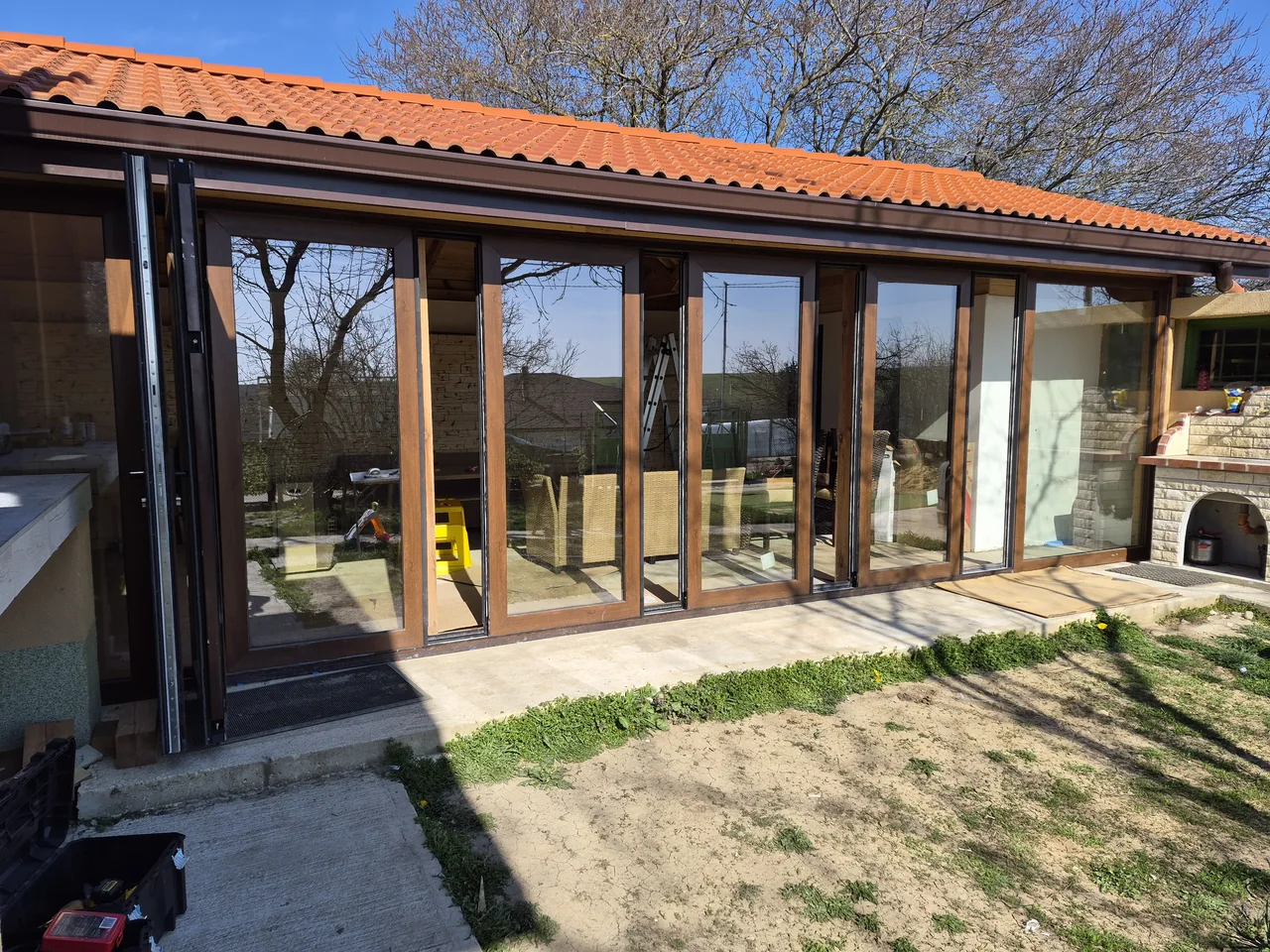 Afzonderlijke panelen die langs de frontale bekleding met houtlook zijn aangebracht.
